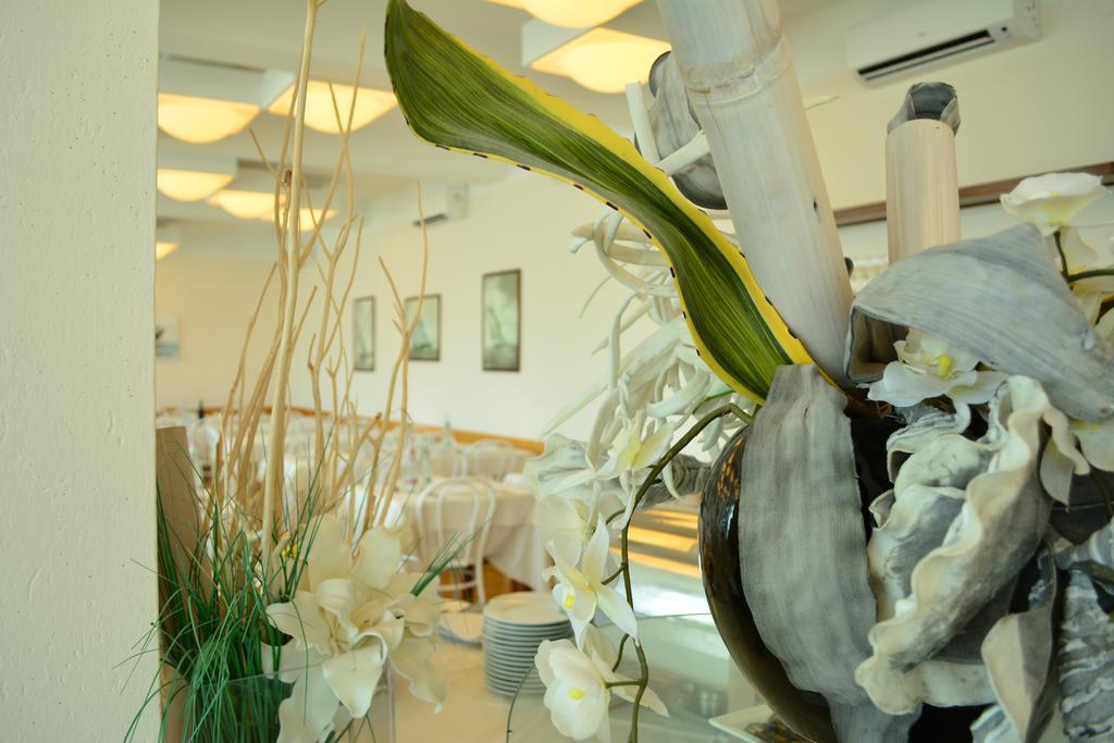 Hotel Delfino Milano Marittima Exterior foto
